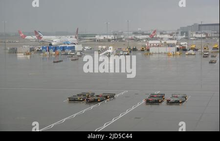 Frachttransporte, die auf dem Flughafenterminal von london Heathrow geparkt sind. Stockfoto
