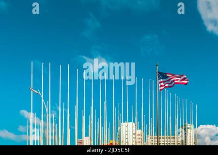 Eine amerikanische Flagge fliegt vor der amerikanischen Botschaft in Havanna, Kuba Stockfoto