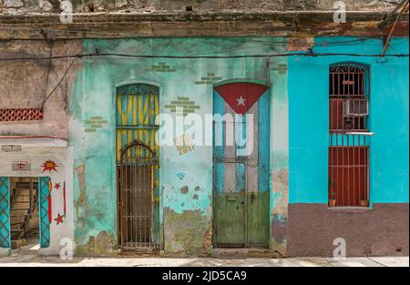 Bunte Hausfassade mit bemalter kubanischer Flagge in Alt-Havanna, Kuba Stockfoto