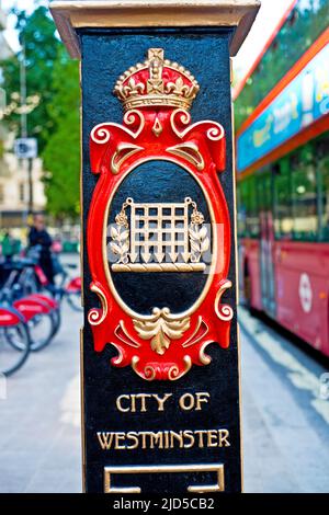 Inschrift der Stadt Westminster auf Lamp Post, The Strand, London, England Stockfoto