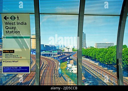 Fußgängerbrücke über die docklands Light Railway zur Poplar Station, London, England Stockfoto