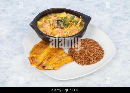 Gesundes Essen - Auflauf mit Meeresfrüchten; Foto auf neutralem Hintergrund. Stockfoto