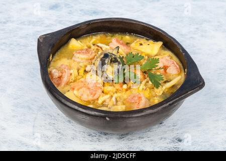 Gesundes Essen - Auflauf mit Meeresfrüchten; Foto auf neutralem Hintergrund. Stockfoto