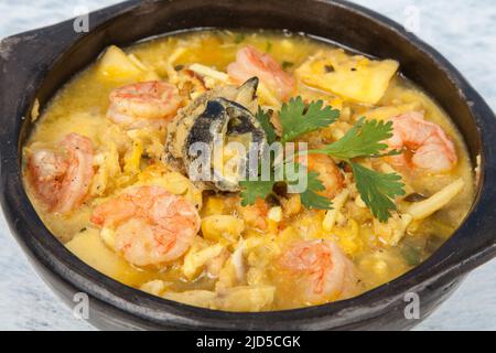 Gesundes Essen - Auflauf mit Meeresfrüchten; Foto auf neutralem Hintergrund. Stockfoto