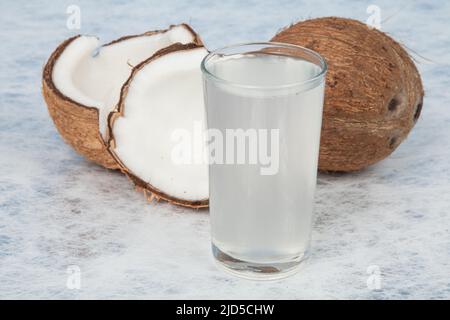 Gesundes und natürliches Kokoswasser; Foto auf neutralem Hintergrund. Stockfoto