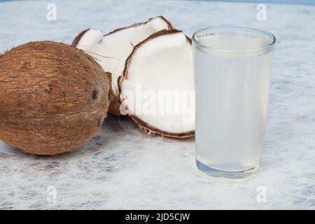 Gesundes und natürliches Kokoswasser; Foto auf neutralem Hintergrund. Stockfoto