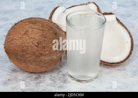 Gesundes und natürliches Kokoswasser; Foto auf neutralem Hintergrund. Stockfoto