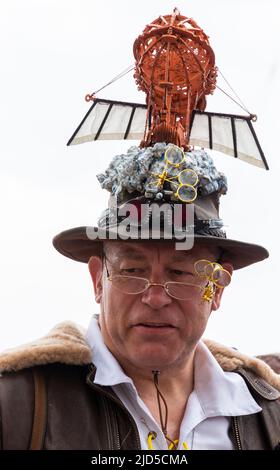 Poole, Dorset, Großbritannien. 18.. Juni 2022. Harry Paye Day – Poole feiert jährlich seinen Lieblings-Piratensohn ‘Arry Page. Der beliebte shindig beginnt mit der Parade der Piraten entlang des Poole Quay, während sich die Menschenmassen zuwenden, um zuzuschauen und mitzumachen. Ein Familienevent zur Feier der reichen Geschichte von Poole, bei dem Besucher ermutigt werden, ihre Piratenrede zu üben, ihr schickes Kleid auszugraben und ihren inneren Piraten loszulassen. Quelle: Carolyn Jenkins/Alamy Live News Stockfoto