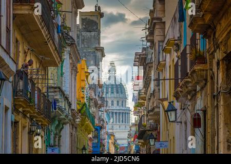 Das Capitolio im Hintergrund einer Straße in Havanna, Kuba Stockfoto