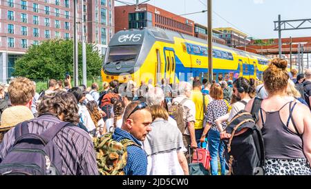 Hertogenbosch, Niederlande. 18 Juni 2022. Der NS-Zug kommt an, um die gestrandeten Passagiere des kaputten ICE-Zuges (ICE 153) zurück zum nahegelegenen Bahnhof von 's Hertogenbosch zu bringen. Kredit: Steppeland/Alamy Live Nachrichten. Stockfoto