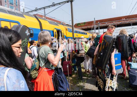 Hertogenbosch, Niederlande. 18 Juni 2022. Passagiere des kaputten ICE-Zuges mit einer Vielzahl von Gepäck versuchen, in den ersetzenden NS-Zug einzusteigen, der sie zurück zum nahegelegenen Bahnhof von 's Hertogenbosch bringt. Kredit: Steppeland/Alamy Live Nachrichten. Stockfoto