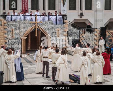 London UK 18 June 2022 Guildhall Yard verwandelt sich in eine Arena für die Becket Pageant for London, in der ein Musical, Londons turbulenter Sohn, von einer Besetzung von professionellen Schauspielern und Mitgliedern der lokalen Stadtgemeinde präsentiert wird. Paul Quezada-Neiman/Alamy Live News Stockfoto