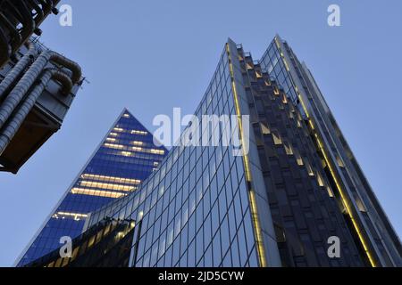 52-54 Lime Street (The Scalpel), Willis Building und Lloyds Building, moderne Wahrzeichen Wolkenkratzer in der Abenddämmerung, City of London UK. Stockfoto