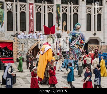 London UK 18 June 2022 Guildhall Yard verwandelt sich in eine Arena für die Becket Pageant for London, in der ein Musical, Londons turbulenter Sohn, von einer Besetzung von professionellen Schauspielern und Mitgliedern der lokalen Stadtgemeinde präsentiert wird. Paul Quezada-Neiman/Alamy Live News Stockfoto