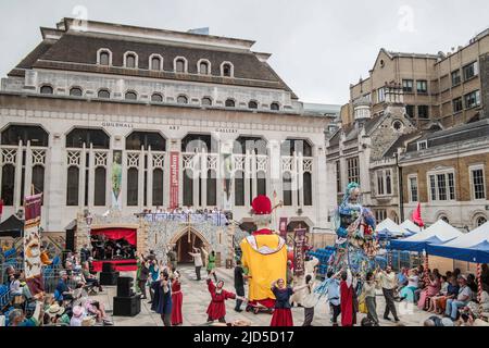 London UK 18 June 2022 Guildhall Yard verwandelt sich in eine Arena für die Becket Pageant for London, in der ein Musical, Londons turbulenter Sohn, von einer Besetzung von professionellen Schauspielern und Mitgliedern der lokalen Stadtgemeinde präsentiert wird. Paul Quezada-Neiman/Alamy Live News Stockfoto