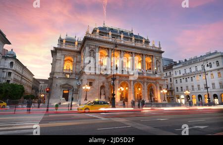 Budapest, Ungarn. Die ungarische Königliche Staatsoper bei Sonnenuntergang, die als eines der Meisterwerke des Architekten gilt Stockfoto