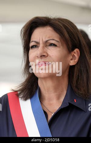 Suresne, Frankreich. 18.. Juni 2022. Anne Hidalgo lors de la cérémonie commémorative du 82ème anniversaire de l'Appel à la résistance du général Charles de Gaulle du 18 juin 1940, au mémorial du Mont-Valérien, à Suresne, Frankreich, le 18 juini 2022. Der französische Präsident bei einer Zeremonie anlässlich des 82.. Jahrestages des Widerstands von General Charles de Gaulle am 18. Juni 1940 auf der Gedenkstätte Mont Valerien in Suresnes bei Paris, Frankreich, am 18. Juni 2022. Foto von Stephane Lemouton/Pool/ABACAPRESS.COM Quelle: Abaca Press/Alamy Live News Stockfoto