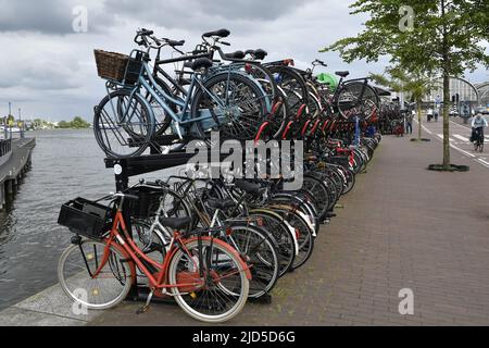 Fahrradparkplatz in der Nähe des Hauptbahnhofs in Amsterdam Niederlande. Stockfoto