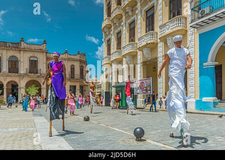 Straßenkünstler in ihren schönen und farbenfrohen Kostümen auf der Plaza Vieja in Havanna, Kuba Stockfoto