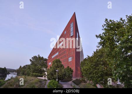 „Danube House“, ein modernes, nachhaltiges Bürogebäude im Karlin-Viertel von Prag, Tschechien. Entworfen von den Architekten Kohn Pedersen Fox. Stockfoto