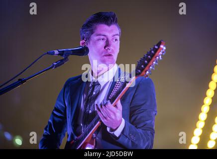 GLASGOW, Großbritannien - 21. November: Alex Turner von Arctic Monkeys tritt am 21. November 2013 im SSE Hydro in Glasgow, Schottland, auf Stockfoto