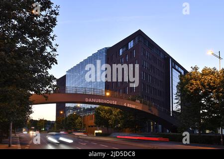 „Danube House“, ein modernes, nachhaltiges Bürogebäude im Karlin-Viertel von Prag, Tschechien. Entworfen von den Architekten Kohn Pedersen Fox. Stockfoto