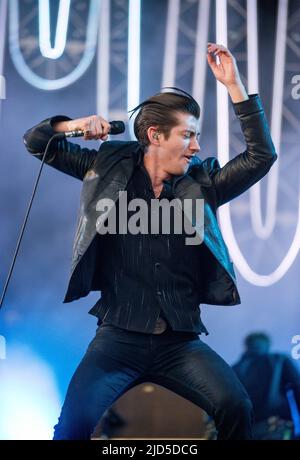 KINROSS, Schottland - 13. JULI: Alex Turner von Arctic Monkeys titelt am 3. Tag des T in the Park Festivals die Hauptbühne (Foto: Ross Gilmore) Stockfoto