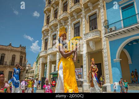 Kubanische Straßenkünstler-Gruppe in ihren wunderschönen Kostümen, die auf der Plaza Vieja in Havanna, Kuba, auftreten Stockfoto