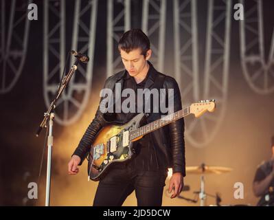 KINROSS, Schottland - 13. JULI: Alex Turner von Arctic Monkeys titelt die Hauptbühne am 3. Tag des T in the Park Festival Stockfoto