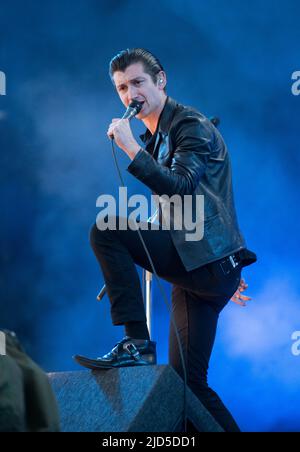 KINROSS, Schottland - 13. JULI: Alex Turner von Arctic Monkeys titelt am 3. Tag des T in the Park Festivals die Hauptbühne (Foto: Ross Gilmore) Stockfoto