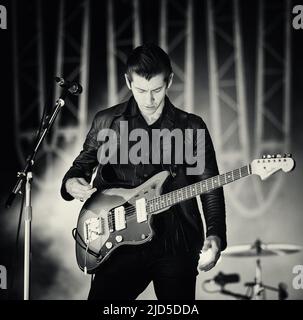 KINROSS, Schottland - 13. JULI: Alex Turner von Arctic Monkeys titelt die Hauptbühne am 3. Tag des T in the Park Festival Stockfoto