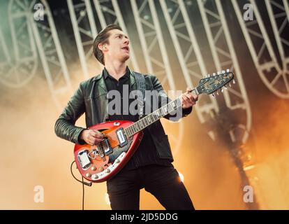 KINROSS, Schottland - 13. JULI: Alex Turner von Arctic Monkeys titelt die Hauptbühne am 3. Tag des T in the Park Festival Stockfoto