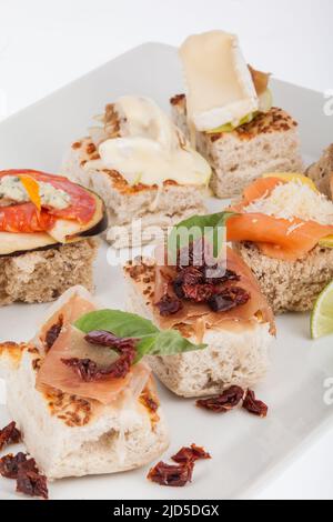 Canapés mit geräuchertem Lachs und Frischkäse. Stockfoto