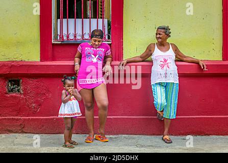 Drei Generationen von Frauen außerhalb ihres Hauses in der Altstadt von Havanna, Kuba Stockfoto