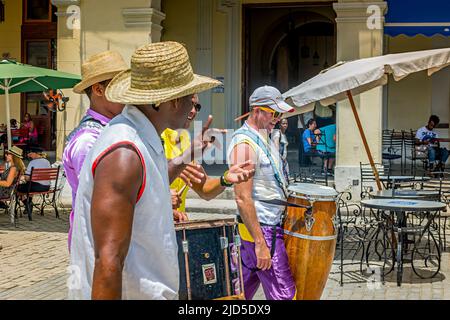 Straßenmusiker schlendern über die Plaza Vieja in Havanna, Kuba Stockfoto