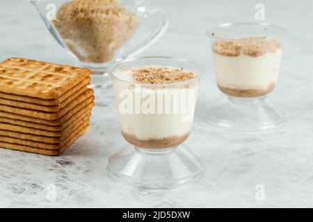 Gebäck - leckeres Dessert mit Cookies. Stockfoto
