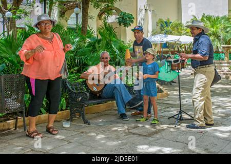 Eine Gruppe von Straßenmusikern unterhält die Menschen in der Altstadt von Havanna, Kuba Stockfoto