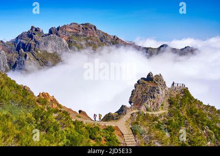 Aussichtspunkt Ninho da Manta auf dem Wanderweg vom Pico do Arieiro zum Pico Ruivo, Madeira, Portugal Stockfoto