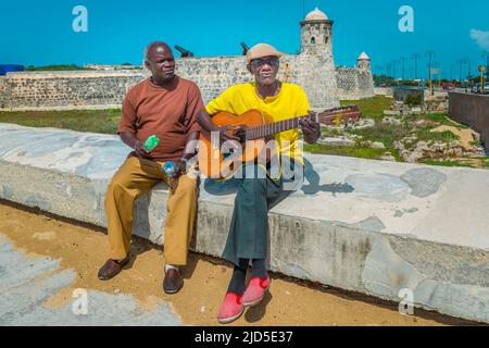 Zwei Straßenmusiker unterhalten die Menschen in der Nähe des Malecon in Alt-Havanna, Kuba Stockfoto