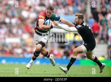 Freddie Steward von Leicester Tiger (links) und Elliot Daly von Saracens kämpfen während des Gallagher Premiership Finals im Twickenham Stadium, London, um den Ball. Bilddatum: Samstag, 18. Juni 2022. Stockfoto