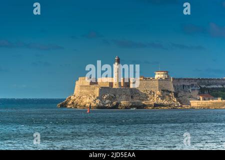 Havannas berühmte Festung El Morro vom Malecon aus gesehen in der Altstadt von Havanna, Kuba Stockfoto