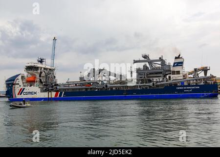 Poole, Dorset, Großbritannien. 18.. Juni 2022. Cemex Go Innovation Hopper Dredger kommt in Poole Harbour an. CEMEX Go Innovation ist die erste von Damen's neuer Marine Aggregate Dredger (MAD) Klasse. Das Schiff MAD 3500 ist das Ergebnis einer engen Zusammenarbeit zwischen CEMEX und Damen und stellt das erste einer neuen Generation von effizienten und wirtschaftlichen Baggern dar. 103,5m langer Aggregatbagger. Quelle: Carolyn Jenkins/Alamy Live News Stockfoto