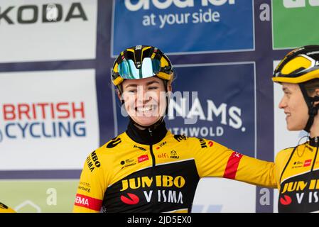 Riejanne Markus mit den Fahrern des Teams Jumbo Visma vor dem Rennen in der UCI das Women's Tour Radrennen von Colchester nach Bury St Edmunds Stockfoto