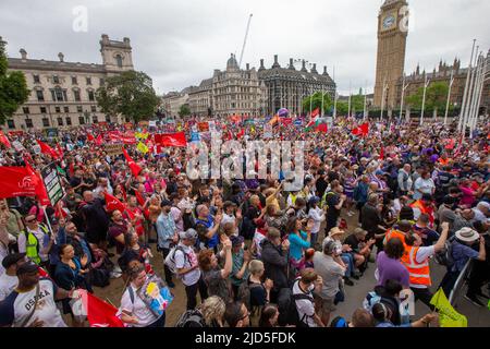 London, England, Großbritannien. 18.. Juni 2022. Tausende versammelten sich auf dem Parliament Square und forderten einen besseren Deal gegen die steigenden Lebenshaltungskosten in einem vom Gewerkschaftskongress organisierten Protest (Foto: © Tayfun Salci/ZUMA Press Wire) Stockfoto