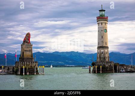 Der berühmte Hafeneingang von Lindau Bayerischer Löwe und Neuer Leuchtturm am Bodensee Blick auf den See, Bayern Region von Deutschland Stockfoto