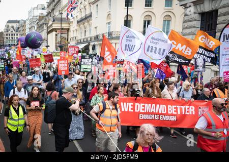 London, Großbritannien. 18.. Juni 2022. Während der Demonstration marschieren die Demonstranten mit Plakaten auf die Straße. Tausende von Menschen gingen zu einer nationalen Demonstration auf die Straße. Da die Inflation außer Kontrolle Gerät, organisierte der Rat der Union für Handel einen Protest, um das Bewusstsein für die Lebenshaltungskosten zu schärfen. Kredit: SOPA Images Limited/Alamy Live Nachrichten Stockfoto