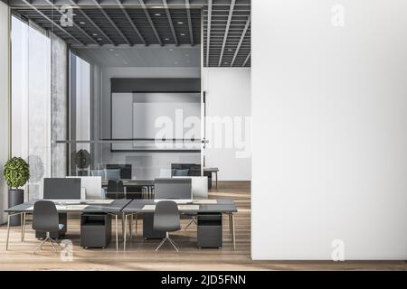 Leere helle Wand im modernen, stilvollen Open Space-Büro mit schwarzen Arbeitsplätzen, die durch transparente Glaswände und Holzboden unterteilt sind. 3D Rendering, Mo Stockfoto