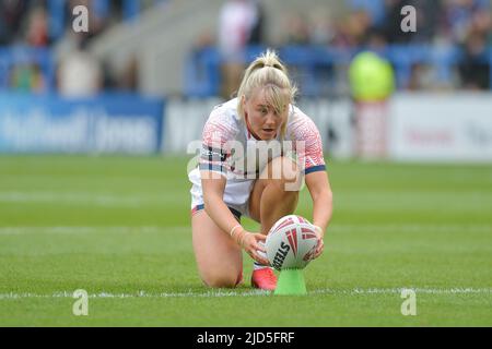 Warrington, England - 18.. Juni 2022 - die Engländerin Tara Stanley tritt an. Rugby League International England Woman vs France Woman at Halliwell Jones Stadium, Warrington, UK Dean Williams Credit: Dean Williams/Alamy Live News Stockfoto