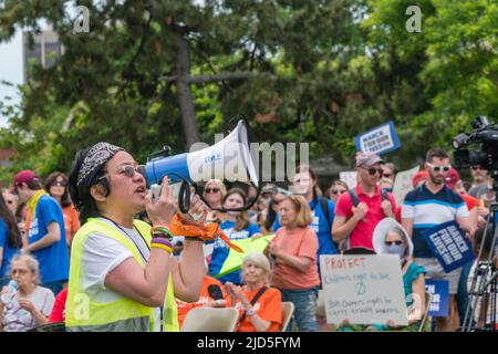 Boston, MA, USA, 11. Juni 2022: Protestkundgebung „March for Our Lives“ im Boston Christopher Columbus Park im North End. Demonstranten mit Anti-Pistole si Stockfoto