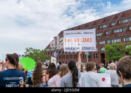 Boston, MA, USA, 11. Juni 2022: Protestkundgebung „March for Our Lives“ im Boston Christopher Columbus Park im North End. Demonstranten mit Anti-Pistole si Stockfoto